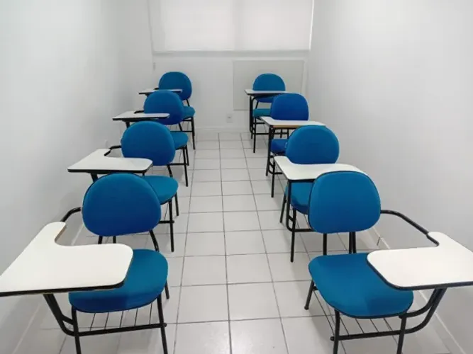 Cadeiras escolares em ótimo estado