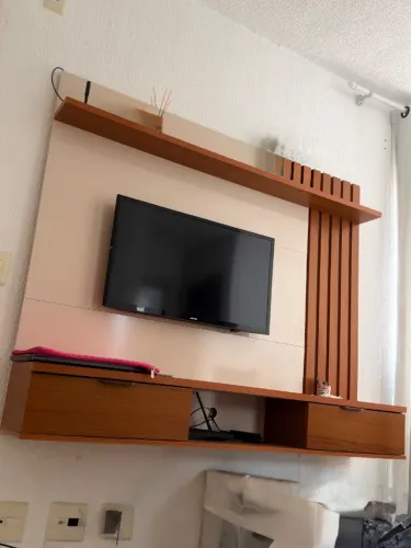 Painel com televisão