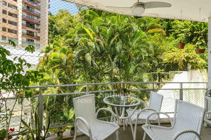 Apartamento com vista para o verde e quatro suítes em rua tranquila