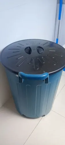 Balde de 100 litros com rodinhas 
