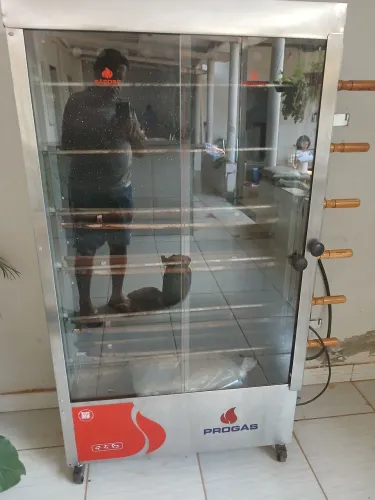 Assadeira de frango  a gás  de 6 espeto pra 30.frango
