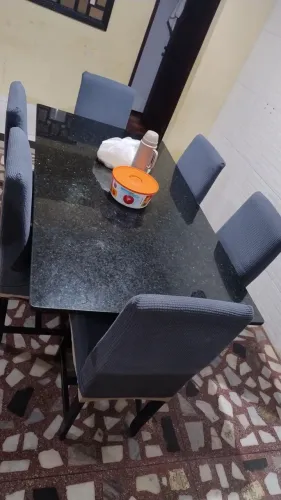 Mesa em mármore com 6 cadeiras.