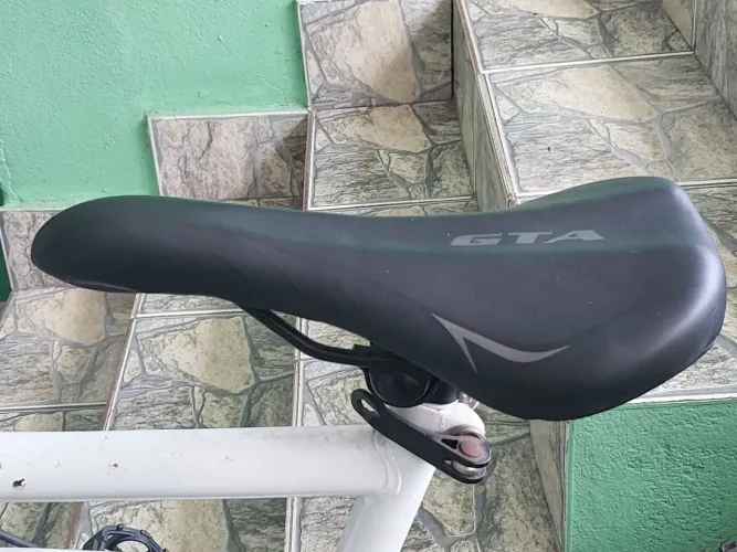 Bicicleta aro 26 semi nova nunca usada com rolo e suporte da frente para usar como ergo
