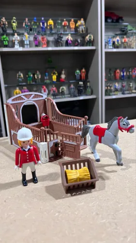 Conjunto estábulo e cavalo playmobil colecionável