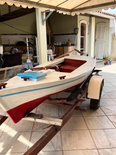 Embarcação de madeira artesanal