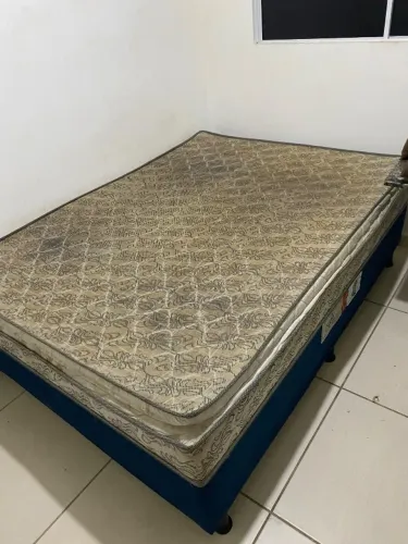 Mesa e cama de casal