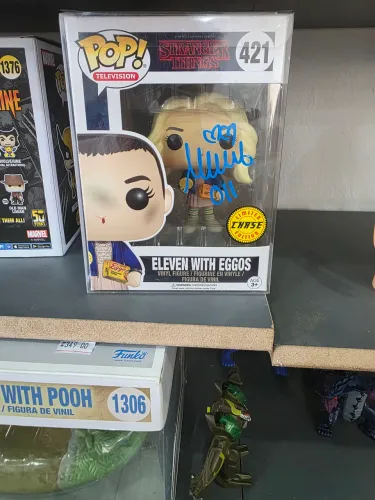 Funko Pop Stranger Things eleven with egoos Limited Chase edition autografada pela atriz