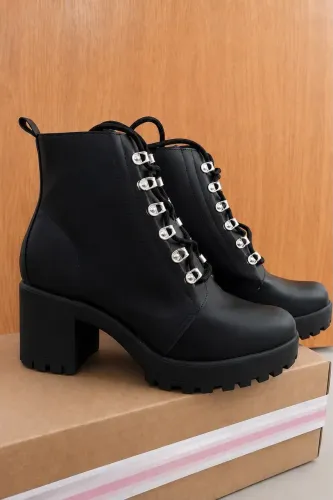 Bota Feminina Preta de Salto Grosso ?!