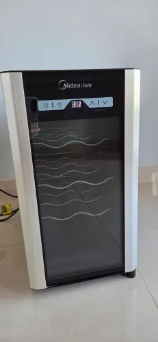 Adega climatizada Midea, 8 garrafas