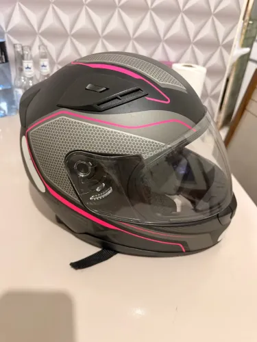Capacete EBF preto com detalhes rosa