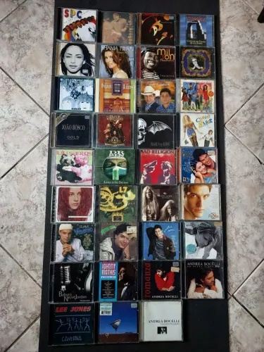 CD'S VARIADOS DE MÚSICAS R$ 20 CADA UM A ESCOLHER SÓ VENDA NÃO TROCO POR NADA