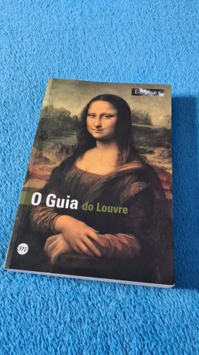 Livro sobre obras de arte do Louvre