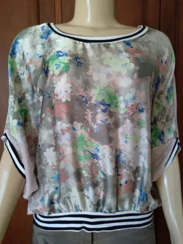 Blusa nova importada, estampa frontal, manga estilo morcego, tamanho MG