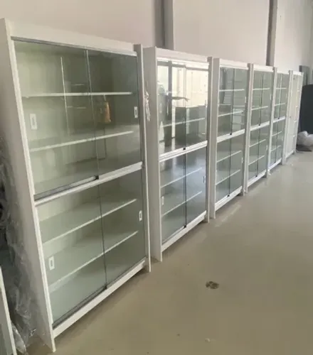 PRATELEIRA COM PORTAS DE VIDRO  