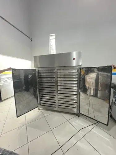 Gaveteiro de pastel refrigerado para 30 gavetas em aço inox escovado sob encomenda 