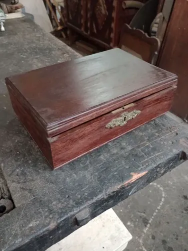 Caixa de madeira antiga