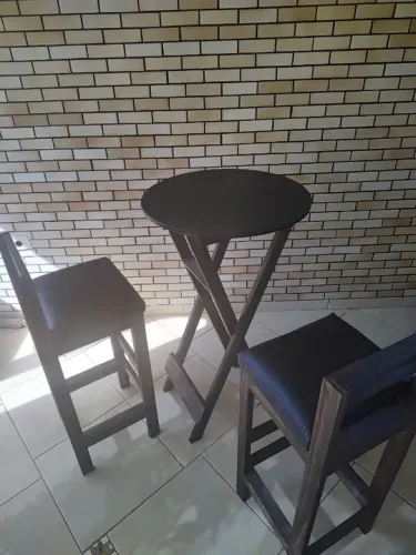 Mesa bistrô + 2 banquetas altas com estofado direto do fabricante