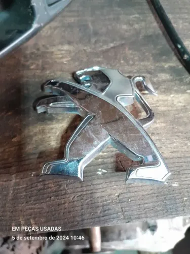 Emblema dianteiro Peugeot 408