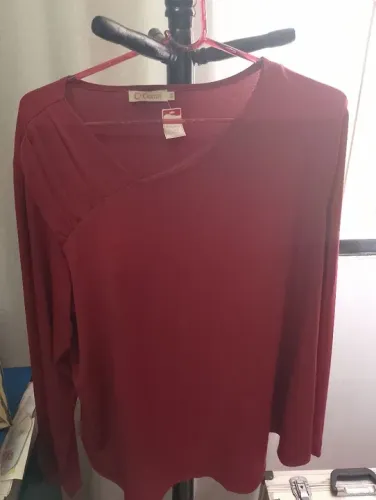 Blusa de manga longa feminina. PRATICAMENTE SEM USO E DE EXCELENTE QUALIDADE E ESTADO