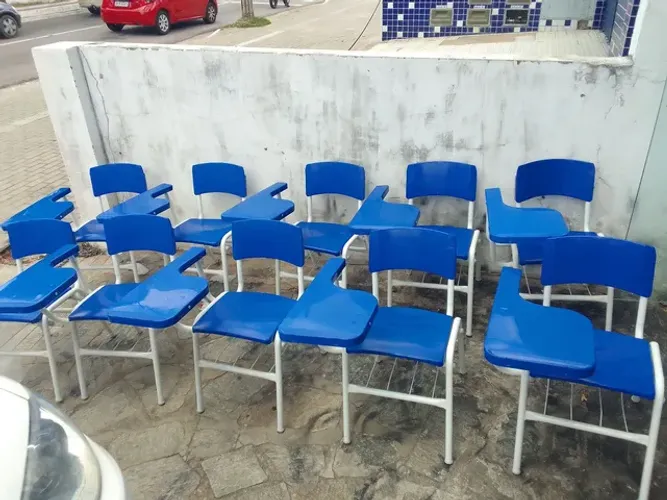 Cadeira escolar infantil com prancheta