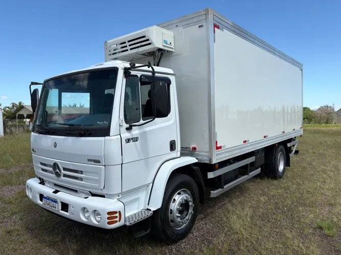 Mercedes Benz 1718 2011 baú frigorífico com gancheira