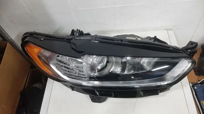 Farol Dianteiro Ford Fusion 2013 direito