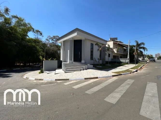 CASA A VENDA CONDOMÍNIO FLAMBOYANT / TRÊS SUITES OM PISCINA