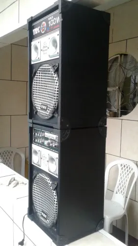 vendo par de  caixas amplificada .tudo funcionando