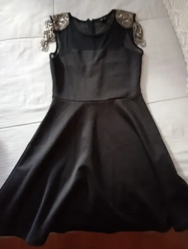 Vestido Preto com Detalhes nos Ombros loja forever 21