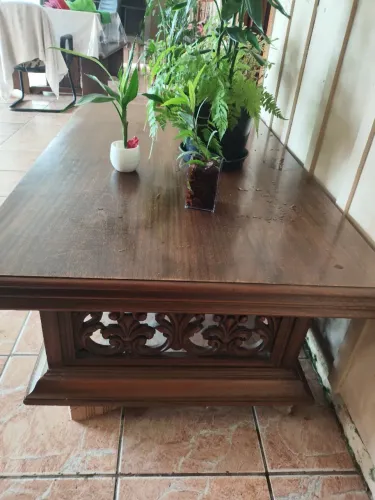 Vendo mesa vintage de madeira de Lei