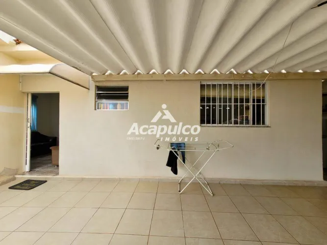 Casa à venda com 03 quartos, jardim de inverno e área com churrasqueira no bairro Parque R