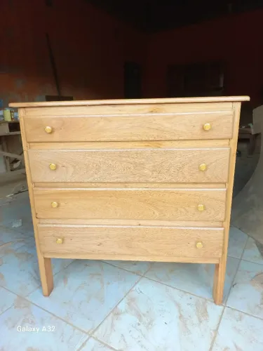 Vendo uma cômoda em madeira 