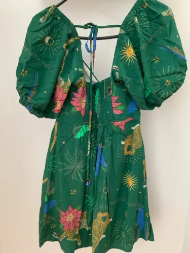 Vestido estampado verde com mangas bufantes