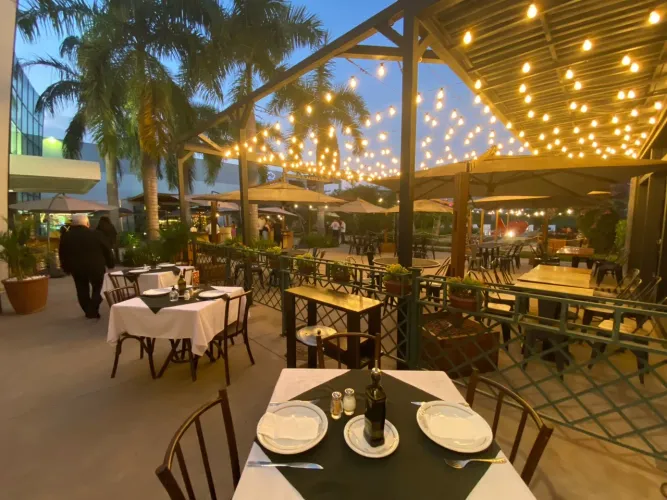 Salario de R$ 3500,00. Garçom e Cumin.