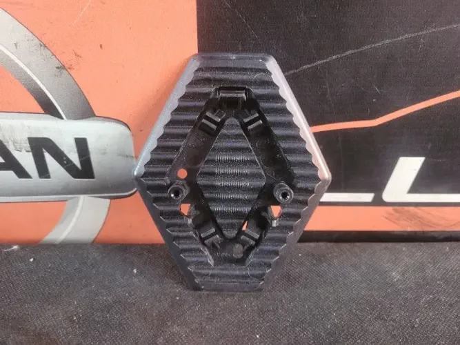 Moldura do Emblema Renault Sandero 2008 a 2013 *8