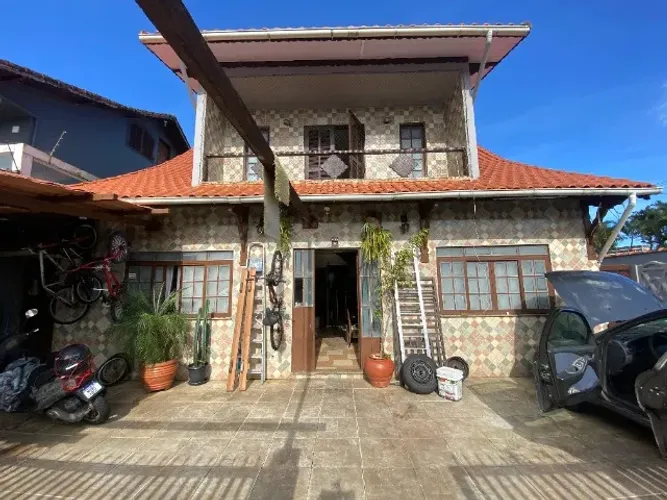 Sobrado Independente com 4 Suítes, Sacada, Piscina, Churrasqueira e Elevador no Flórida