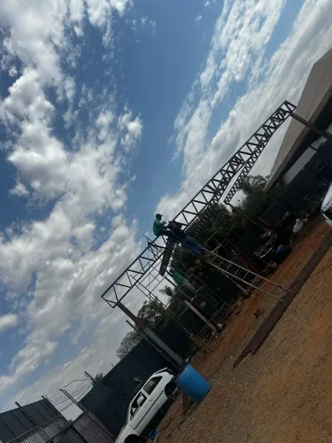 Estrutura de galpão 12x12m ? metálica reforçada, desmontada (pronta para retirada)