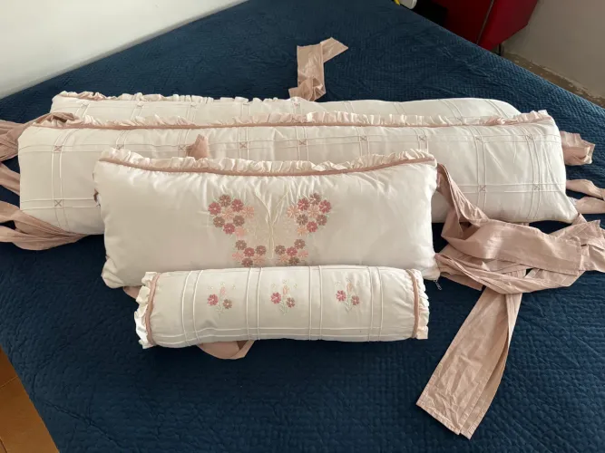 KIT BERÇO PREMIUM CATAVENTO BORDADO - MENINA