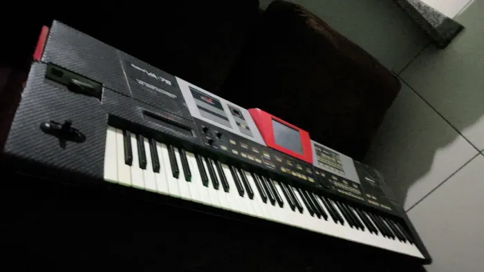 Vendo teclado Va76 Roland , já com vários ritmos.