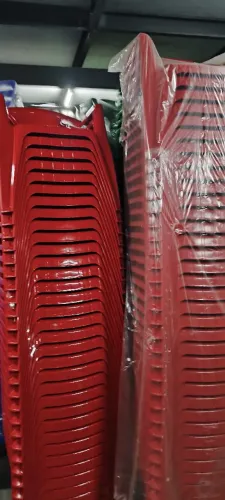 Poltrona plástica cor vermelha! Material de altíssima qualidade 
