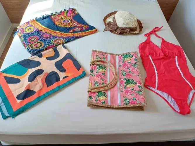 Itens praia bolsa, maiô, chapéu, canga