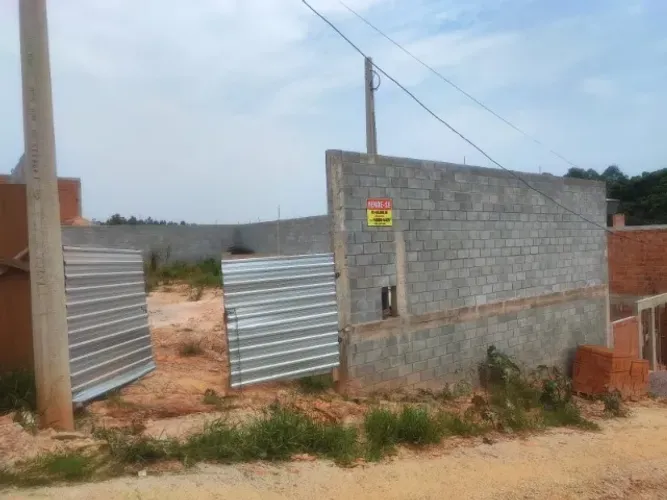 Terreno 350 mts no Sitio São José, de frente ao Jardim Bahia muro de 3mts a vista frisado
