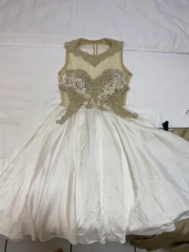 Vestido de Festa Branco com Detalhes Dourados