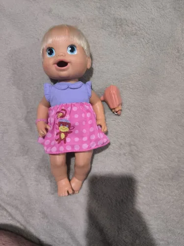 Boneca Baby Alive com detalhes 