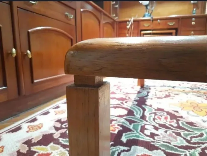 Mesa de madeira maciça, 100% mogno.