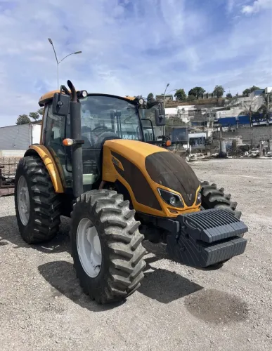 Trator Valtra A124 ano 2019, 4x4, 5.700 horas e ar condicionado, em MG
