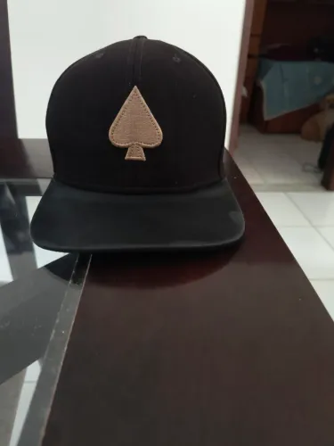 Boné Preto com Detalhe de Espada