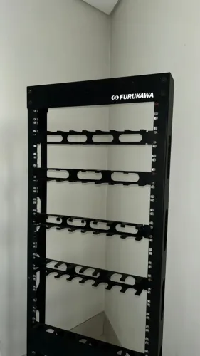 Rack Aberto Furukawa 44U com Organizadores - Ótimo Estado