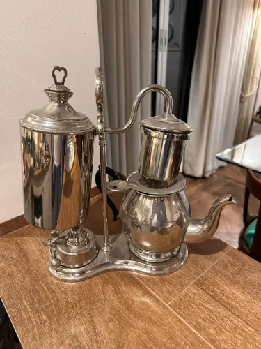 Cafeteira inglesa antiga portátil de mesa