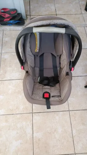 VENDE-SE BEBÊ CONFORTO SEIMI NOVO